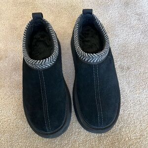 Black Koolaburra platform “Ugg style” Sherpa lined boots. Size 9